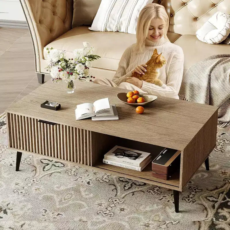 Table basse Mid-Century Moderne avec porte coulissante et 2 niveaux de rangement, pieds en bois massif Table de cocktail en bois pour salon et bureau