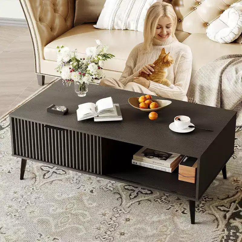 Table basse Mid-Century Moderne avec porte coulissante et 2 niveaux de rangement, pieds en bois massif Table de cocktail en bois pour salon et bureau