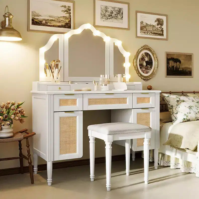 Coiffeuse avec miroir triptyque 3 modes et station de charge, coiffeuse avec tabouret rembourré, meuble de maquillage pour chambre, blanc