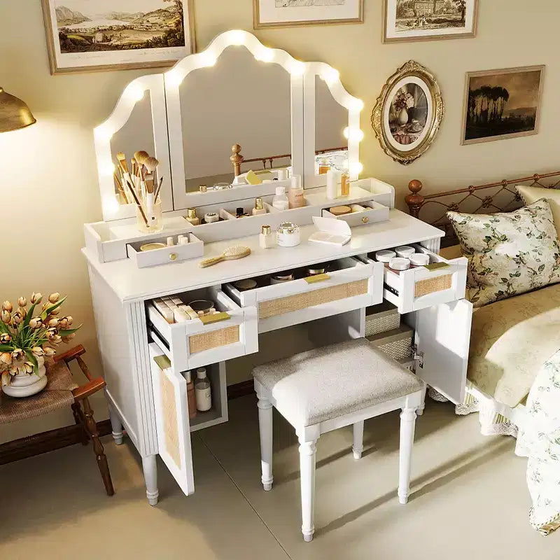 Coiffeuse avec miroir triptyque 3 modes et station de charge, coiffeuse avec tabouret rembourré, meuble de maquillage pour chambre, blanc